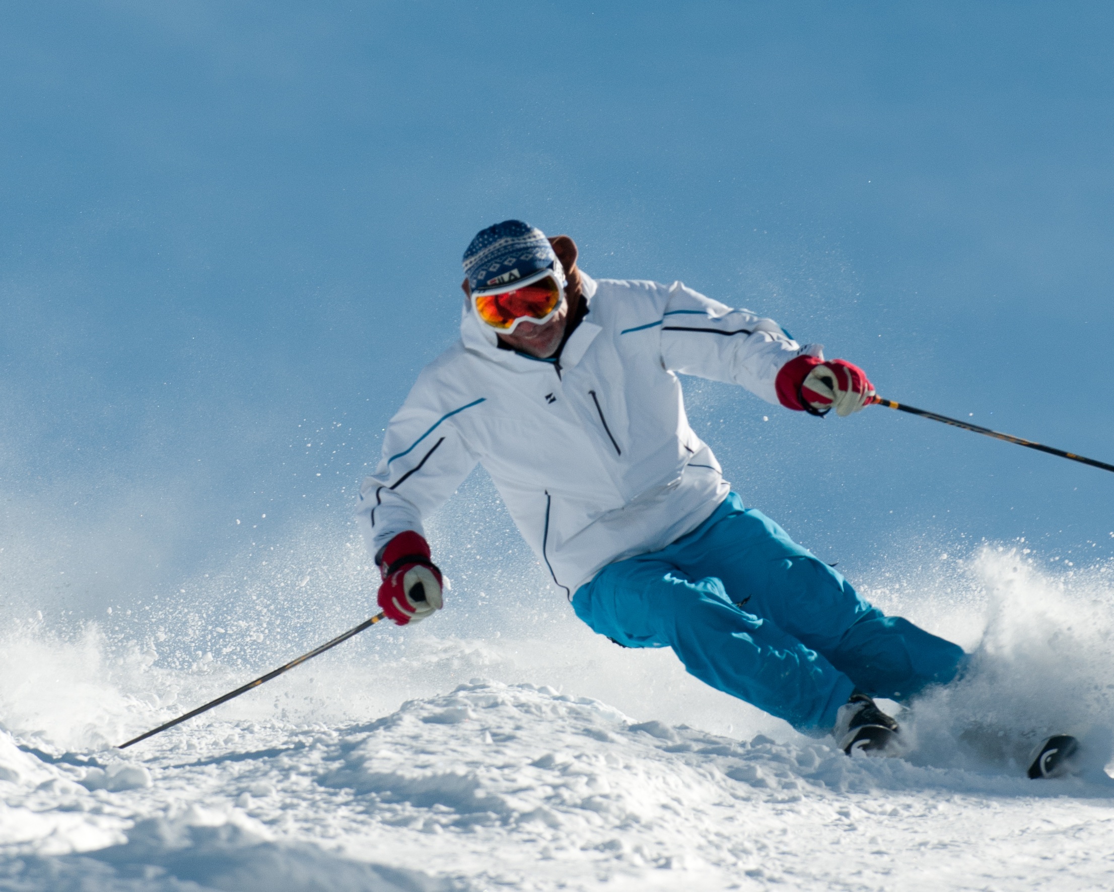 На русском языке ski. Горнолыжный спорт. Лыжи спорт. Горные лыжи спорт. Катание на горных лыжах.
